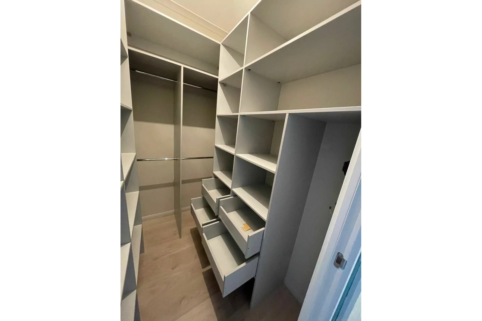 Гардеробная (серая)