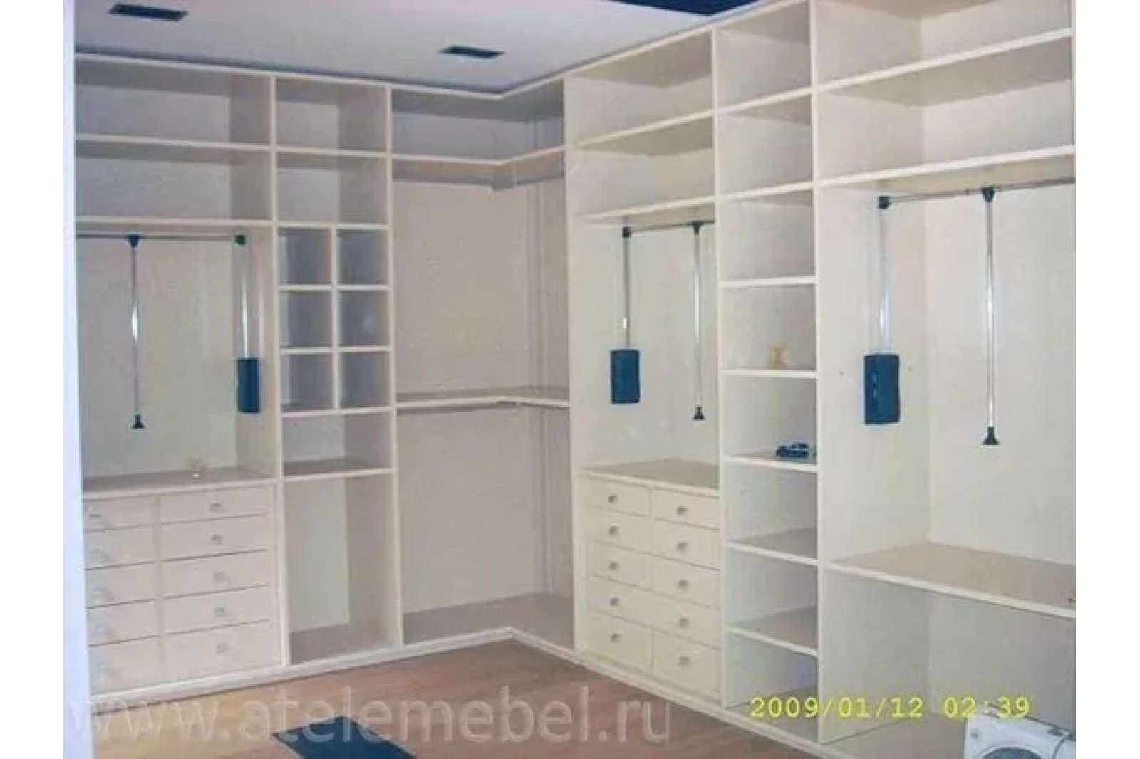 Гардеробная бело-голубая