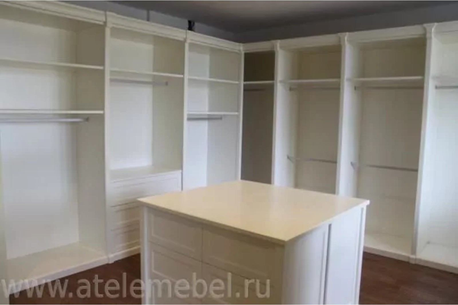 Гардеробная комната белая