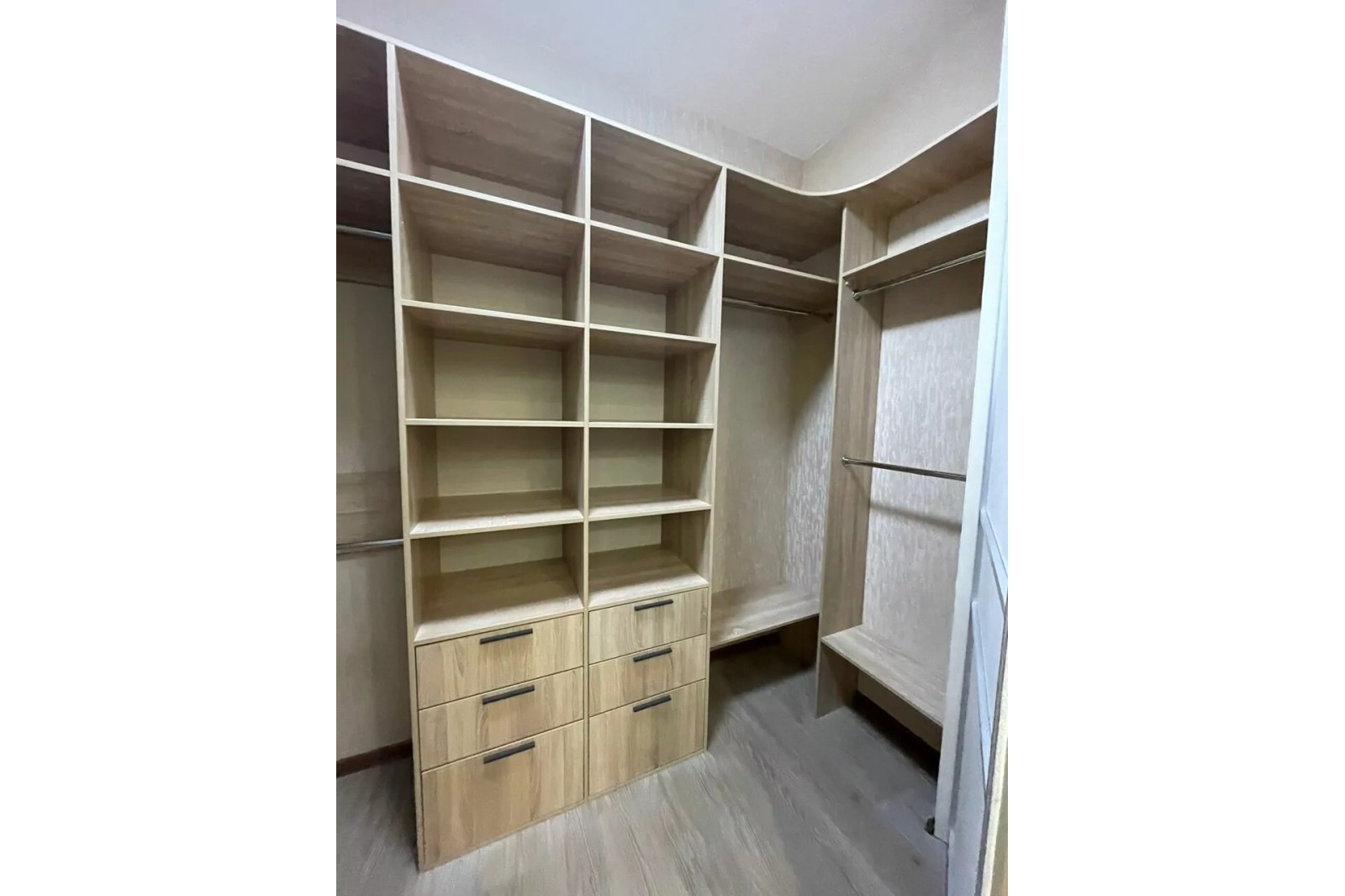 Гардеробная комната с дверями купе (сонома)