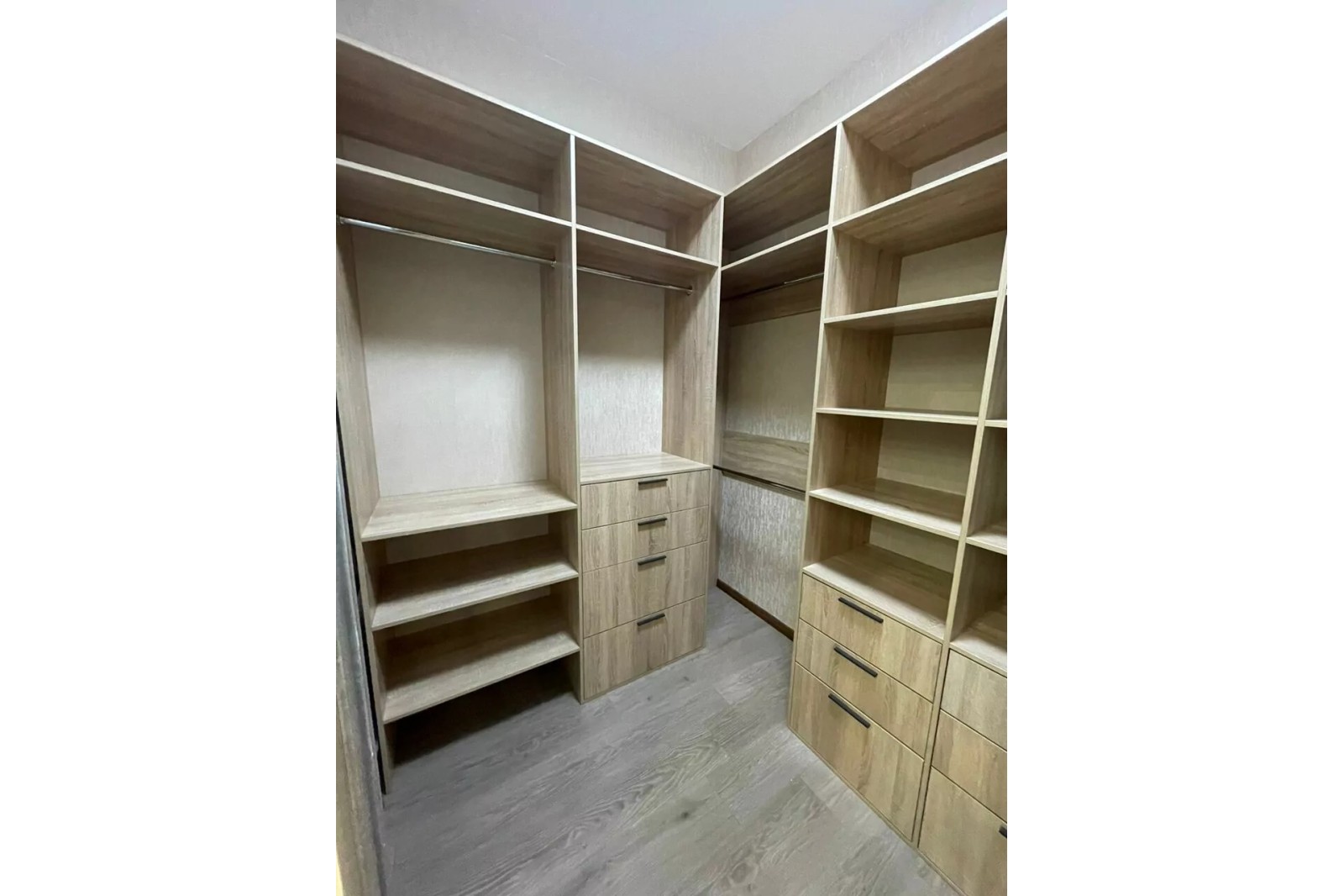 Гардеробная комната с дверями купе (сонома)