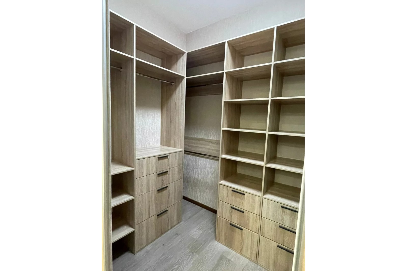 Гардеробная комната с дверями купе (сонома)