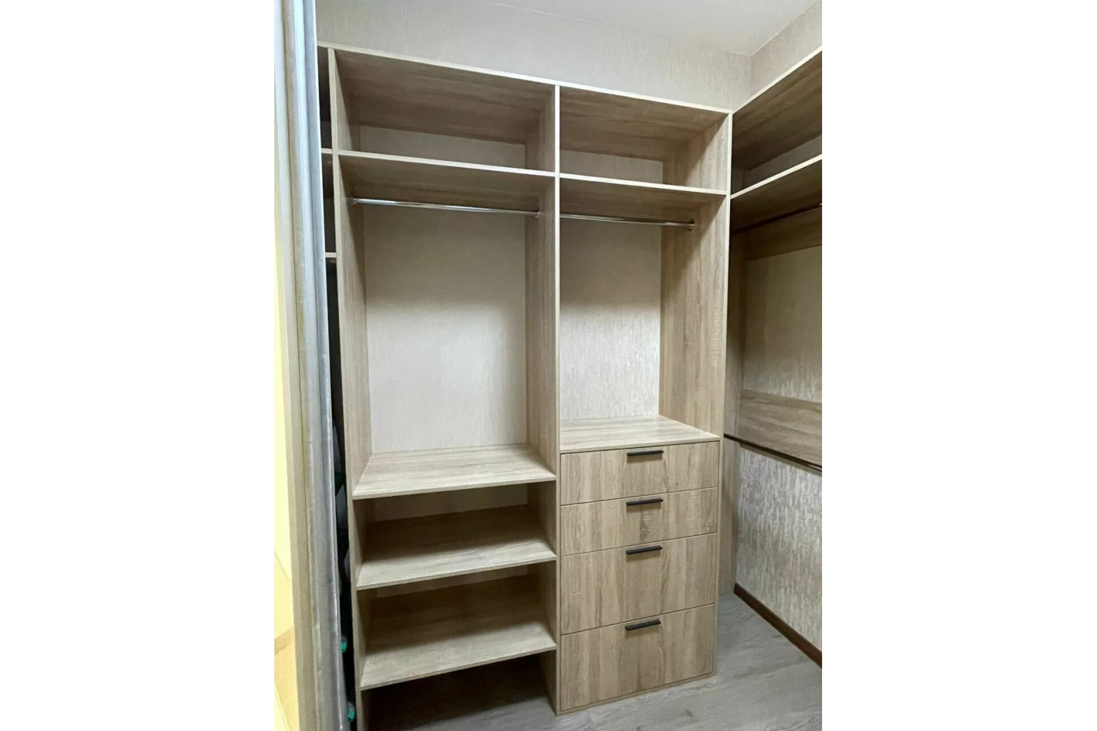 Гардеробная комната с дверями купе (сонома)