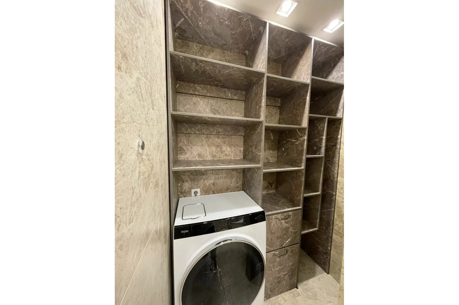 Гардеробная совмещена с стиральной машинкой (ламарти)