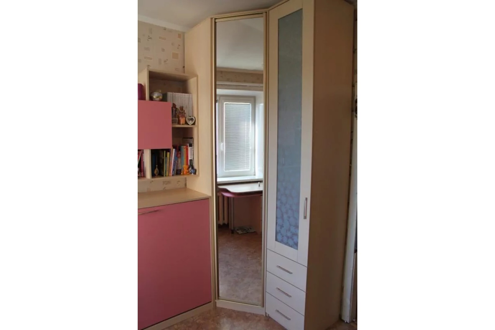 Откидная кровать для детей розовая