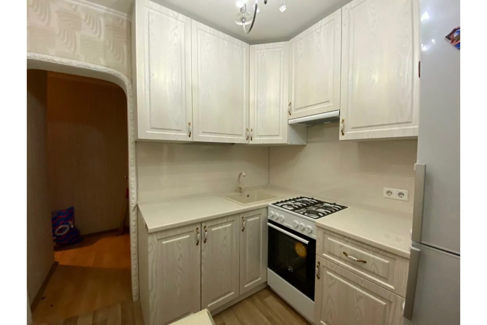 Кухонный гарнитур (древесина белая)