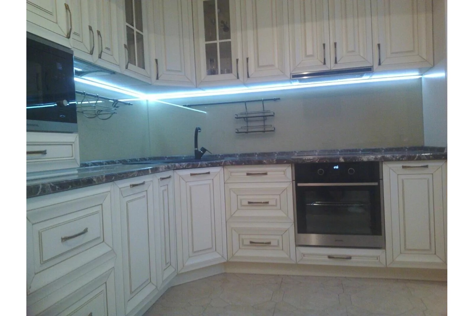 Кухонный гарнитур из МДФ в эмали (классика)