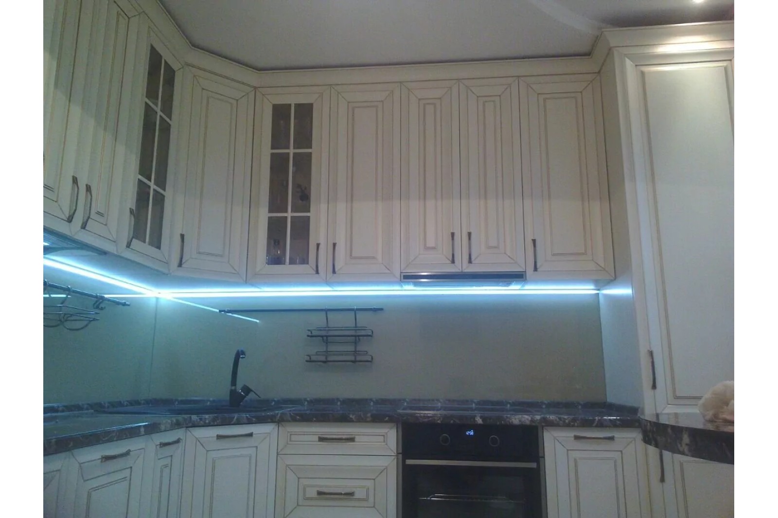 Кухонный гарнитур из МДФ в эмали (классика)