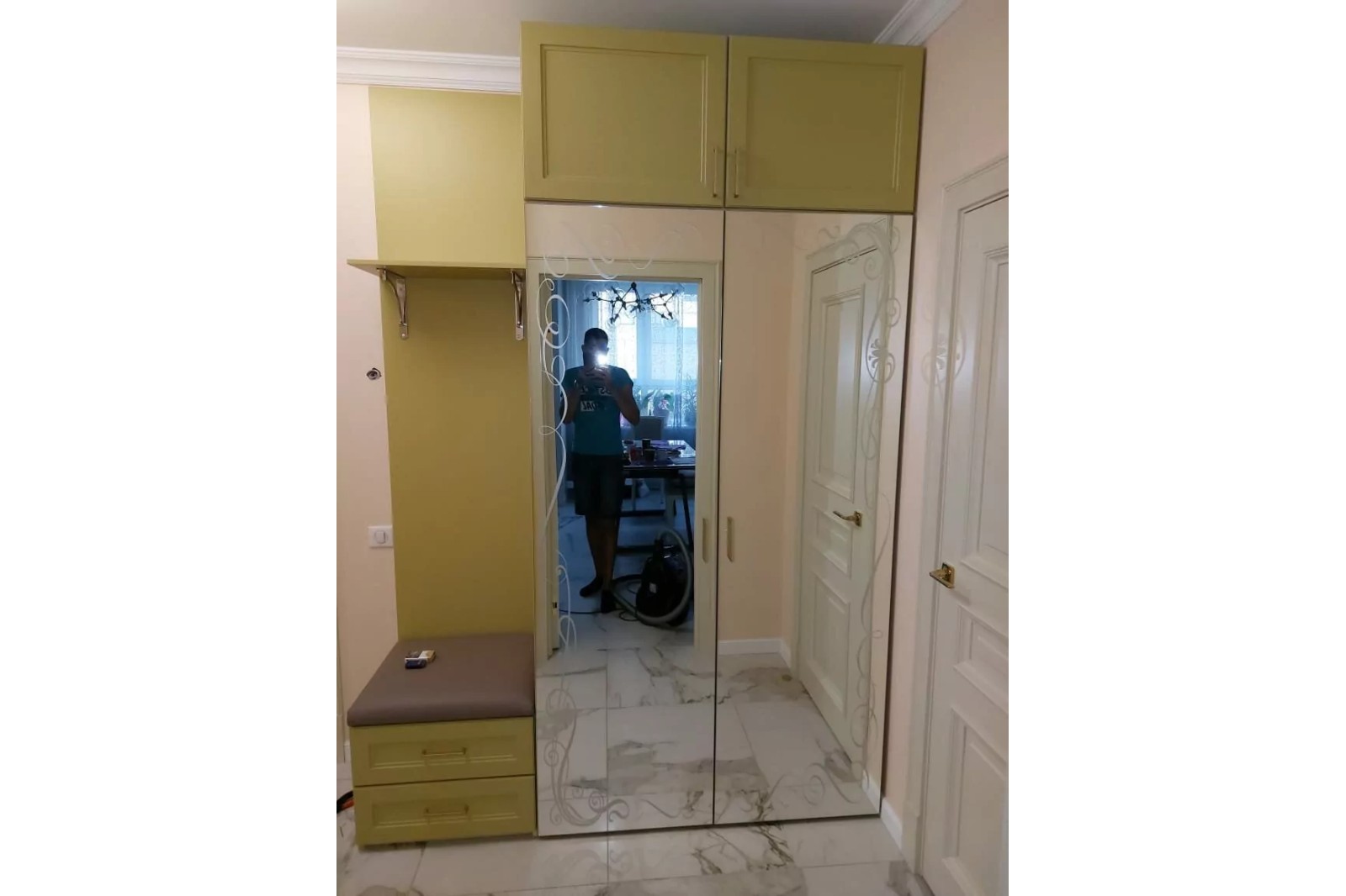 Прихожая (художественная)