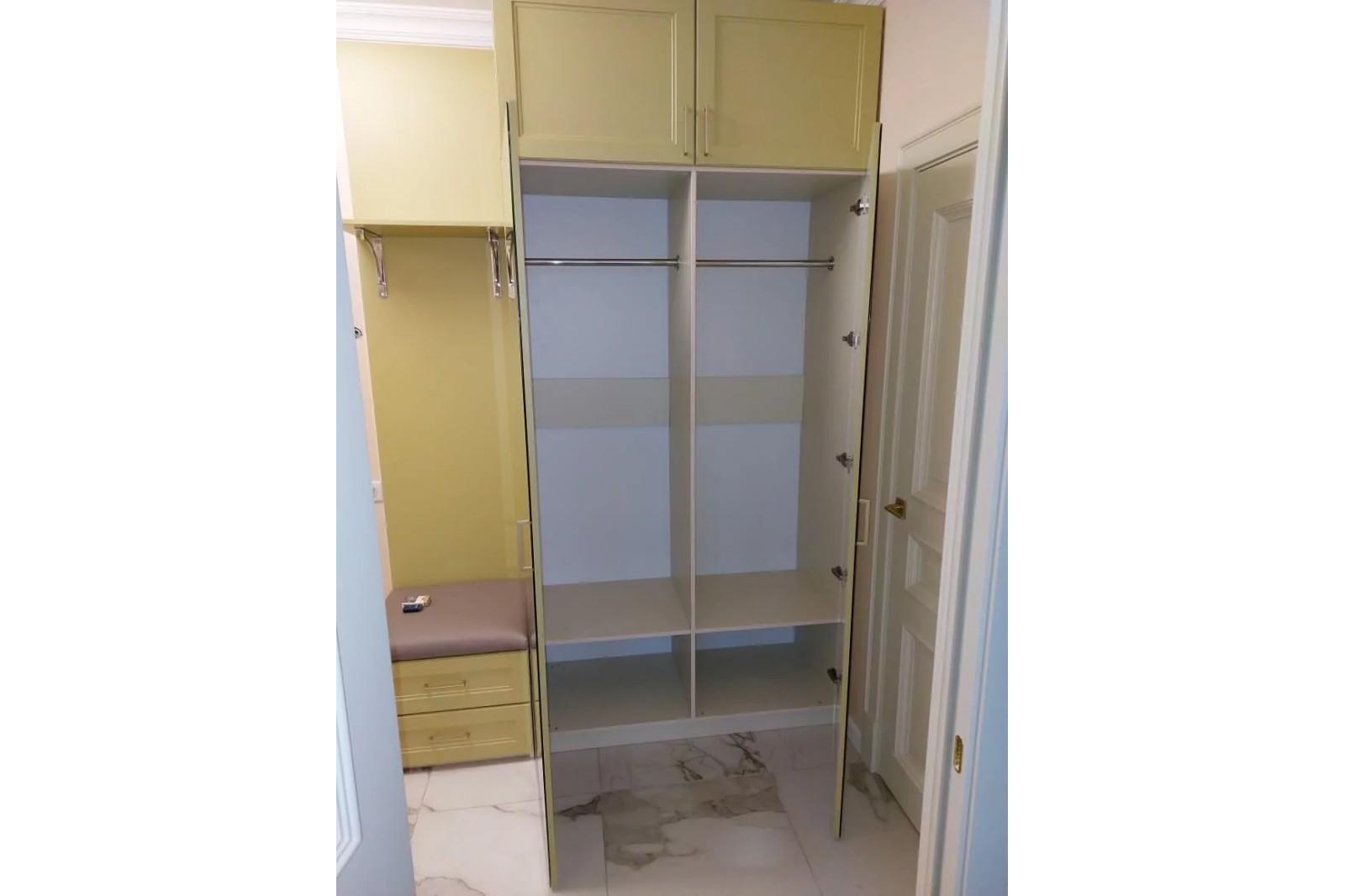 Прихожая (художественная)