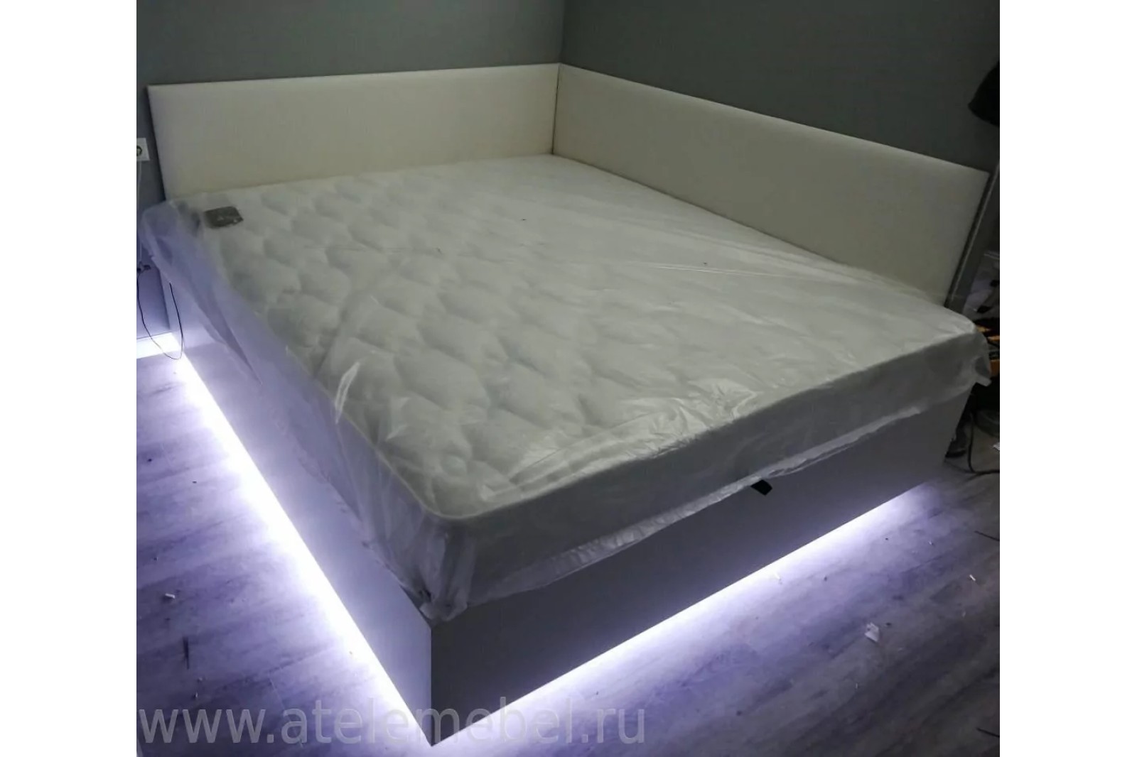 Кровать в спальню на подиуме с подсветкой, с подъемом и бельевым ящиком