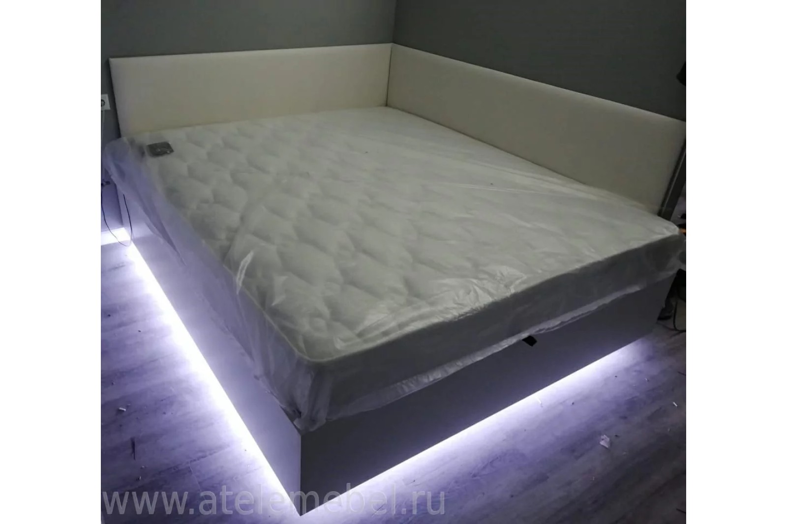 Кровать в спальню на подиуме с подсветкой, с подъемом и бельевым ящиком