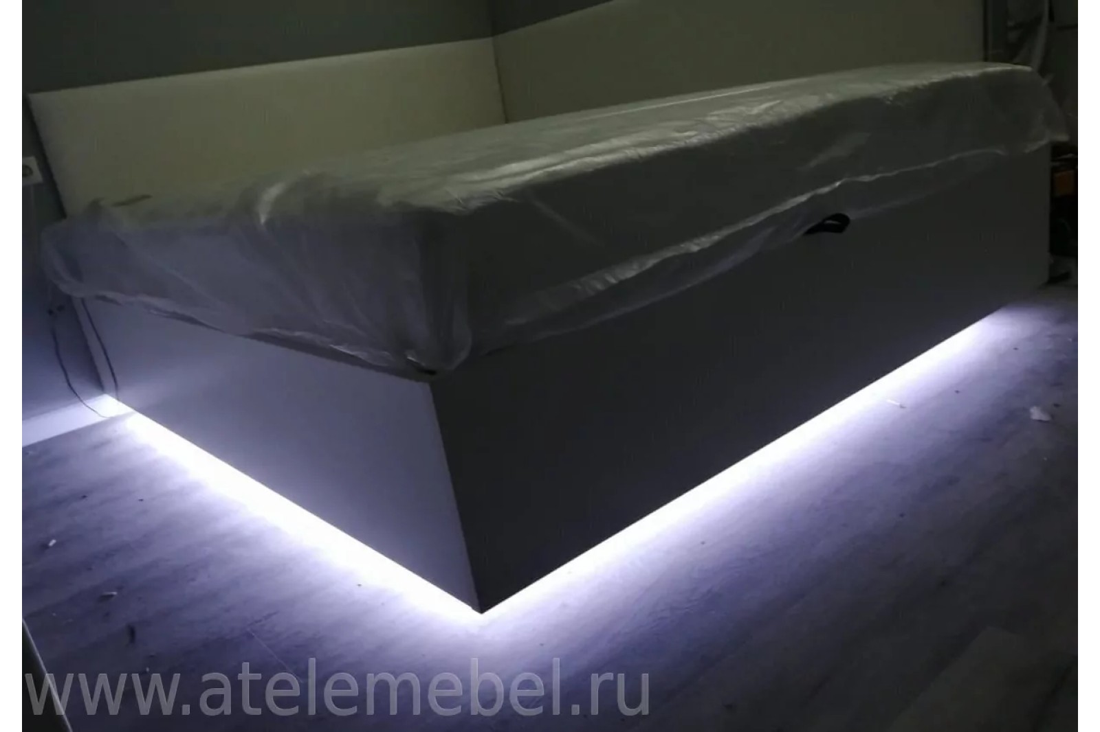 Кровать в спальню на подиуме с подсветкой, с подъемом и бельевым ящиком