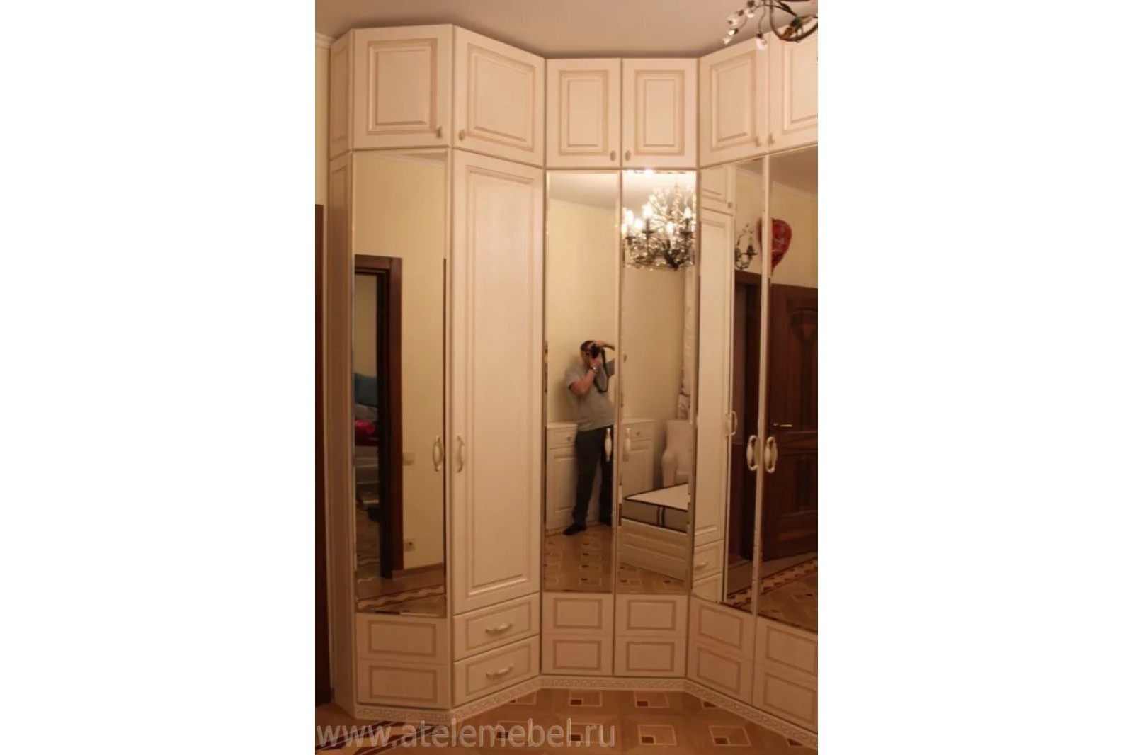 Зеркальный шкаф для спальни на заказ