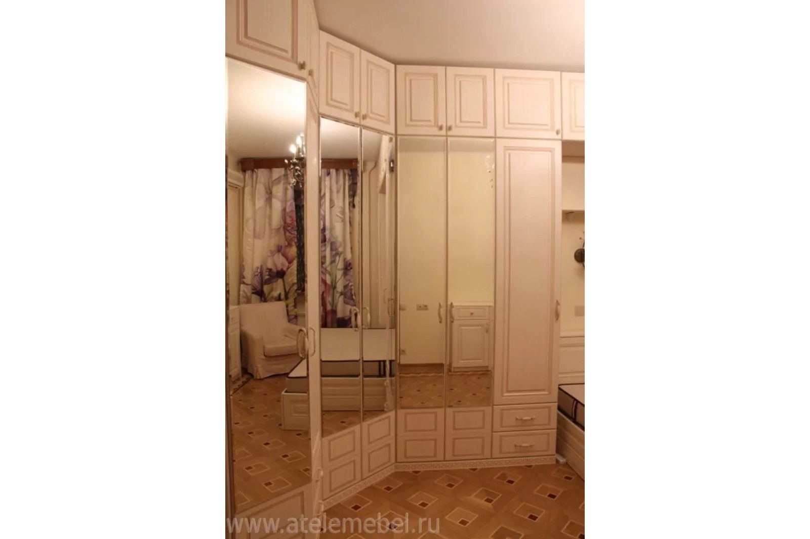 Зеркальный шкаф для спальни на заказ