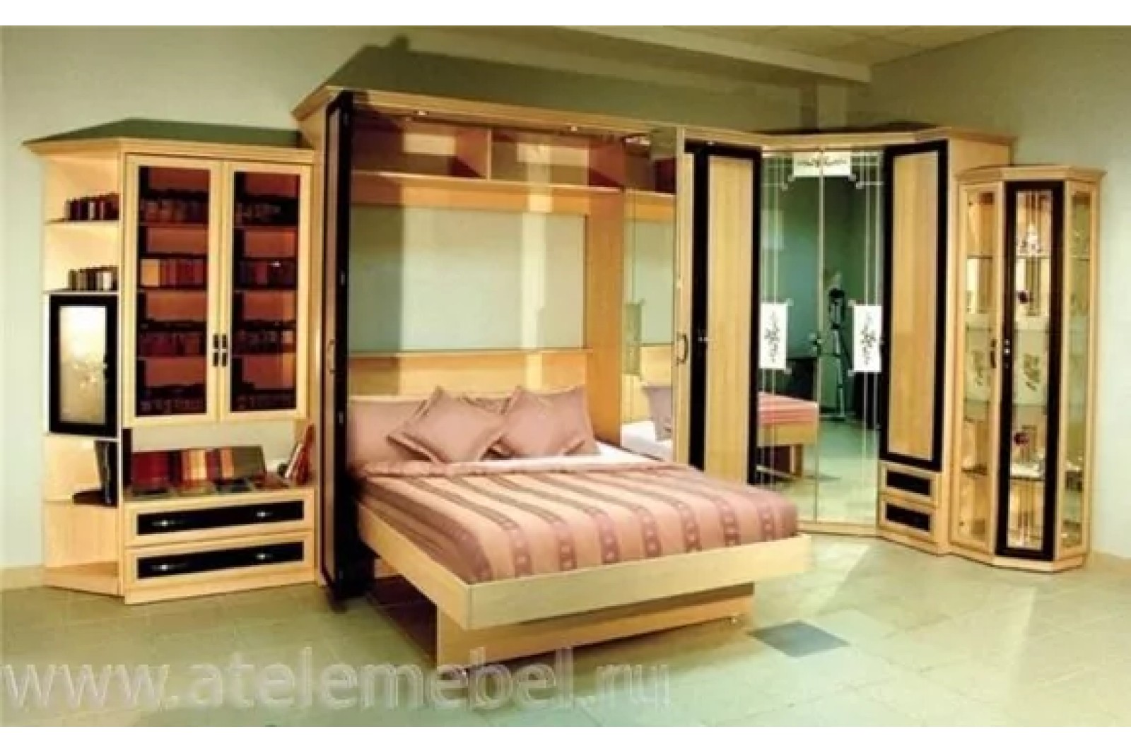 Зеркальный шкаф с откидной кроватью