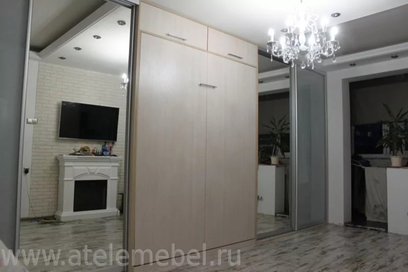 Большой зеркальный шкаф-купе