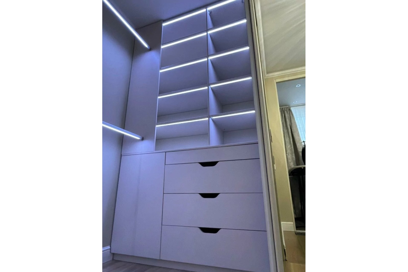 Гардеробный шкаф-купе с подсветкой