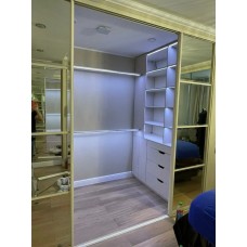 Гардеробный шкаф-купе с подсветкой