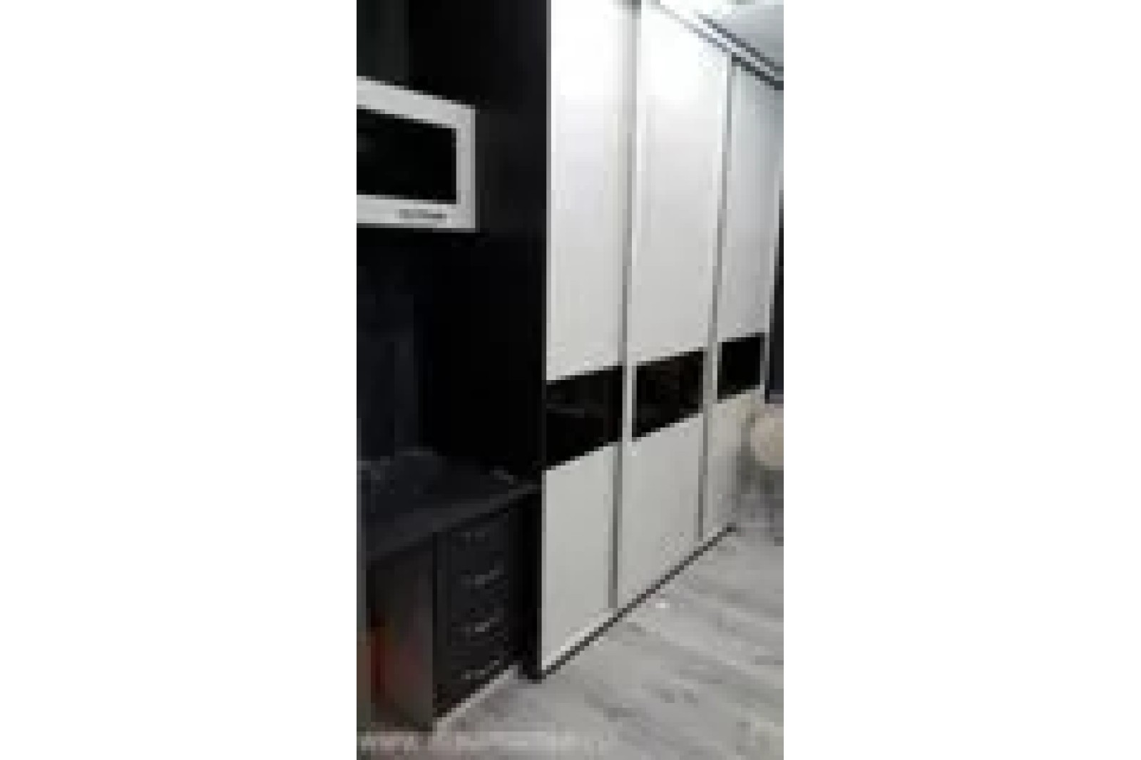 Встраиваемый шкаф-купе черно-белый