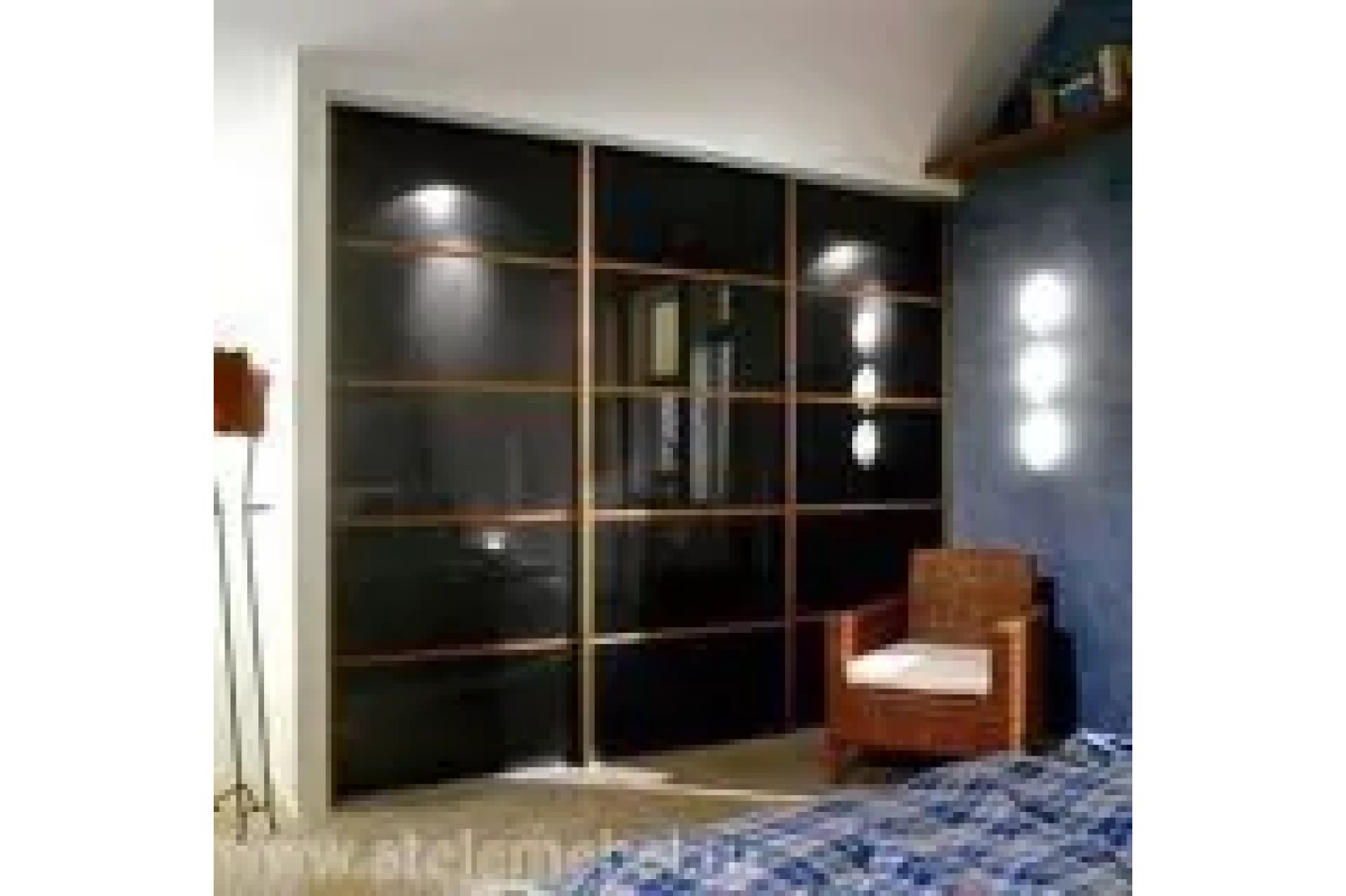 Встроенный шкаф-купе с черной пленкой