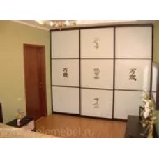 Встроенный шкаф-купе с иероглифами