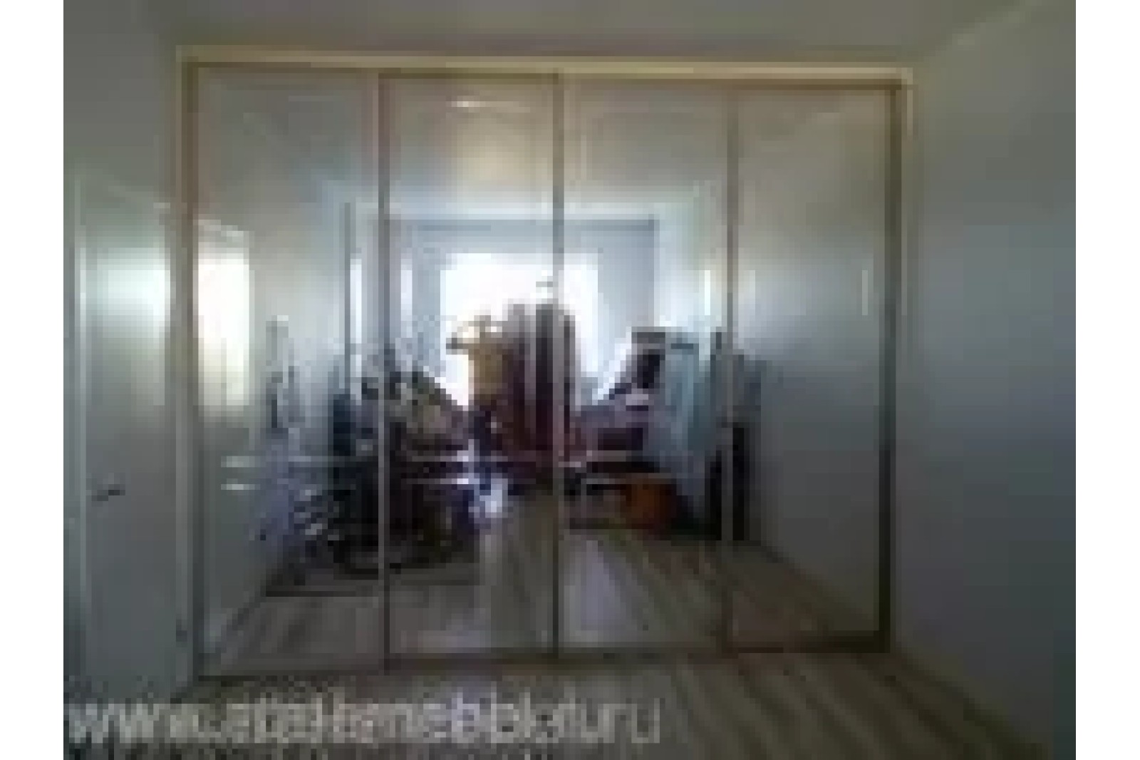 Зеркальный четырехстворчатый шкаф-купе