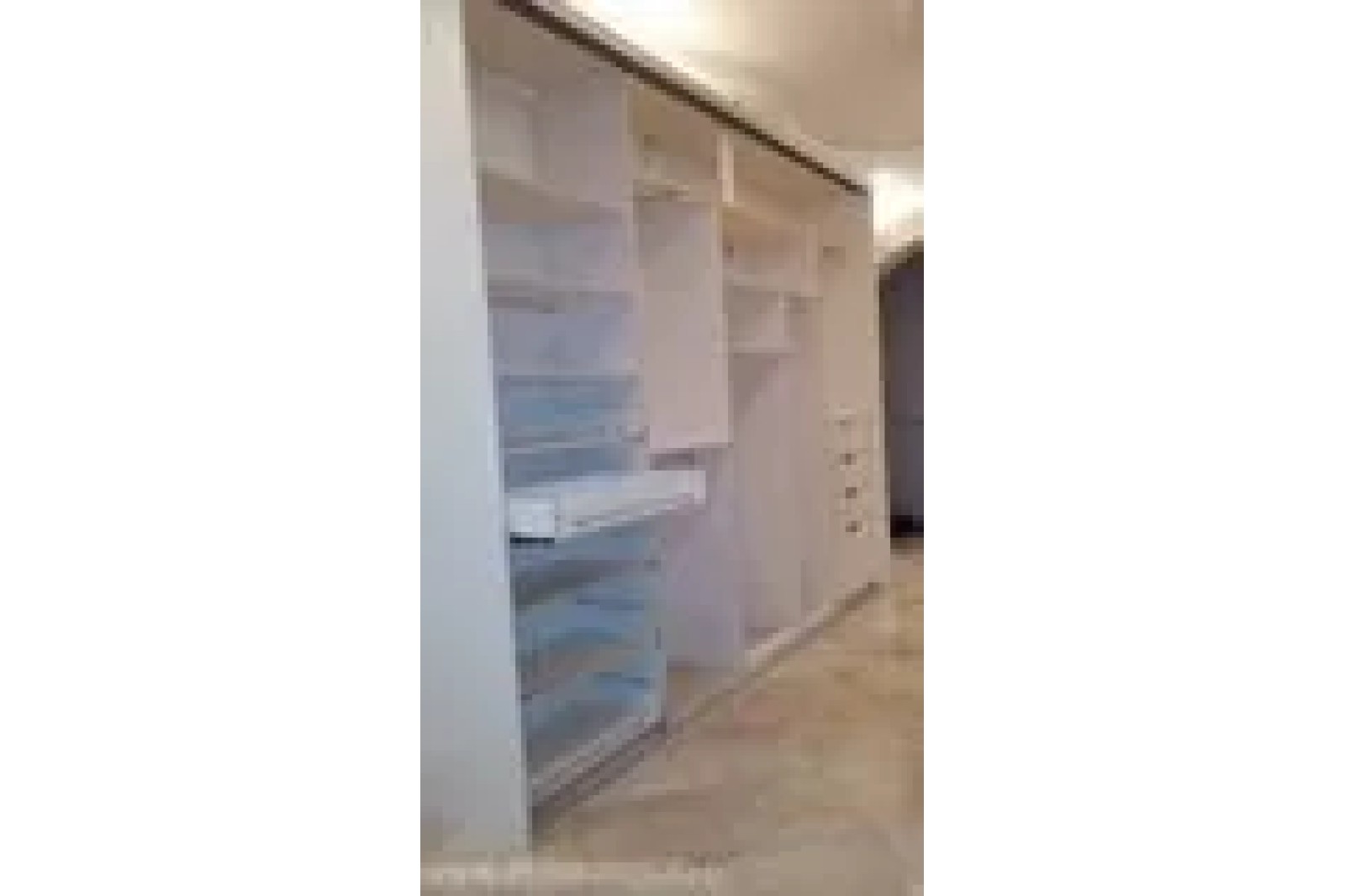 Зеркальный шкаф-купе в коридор