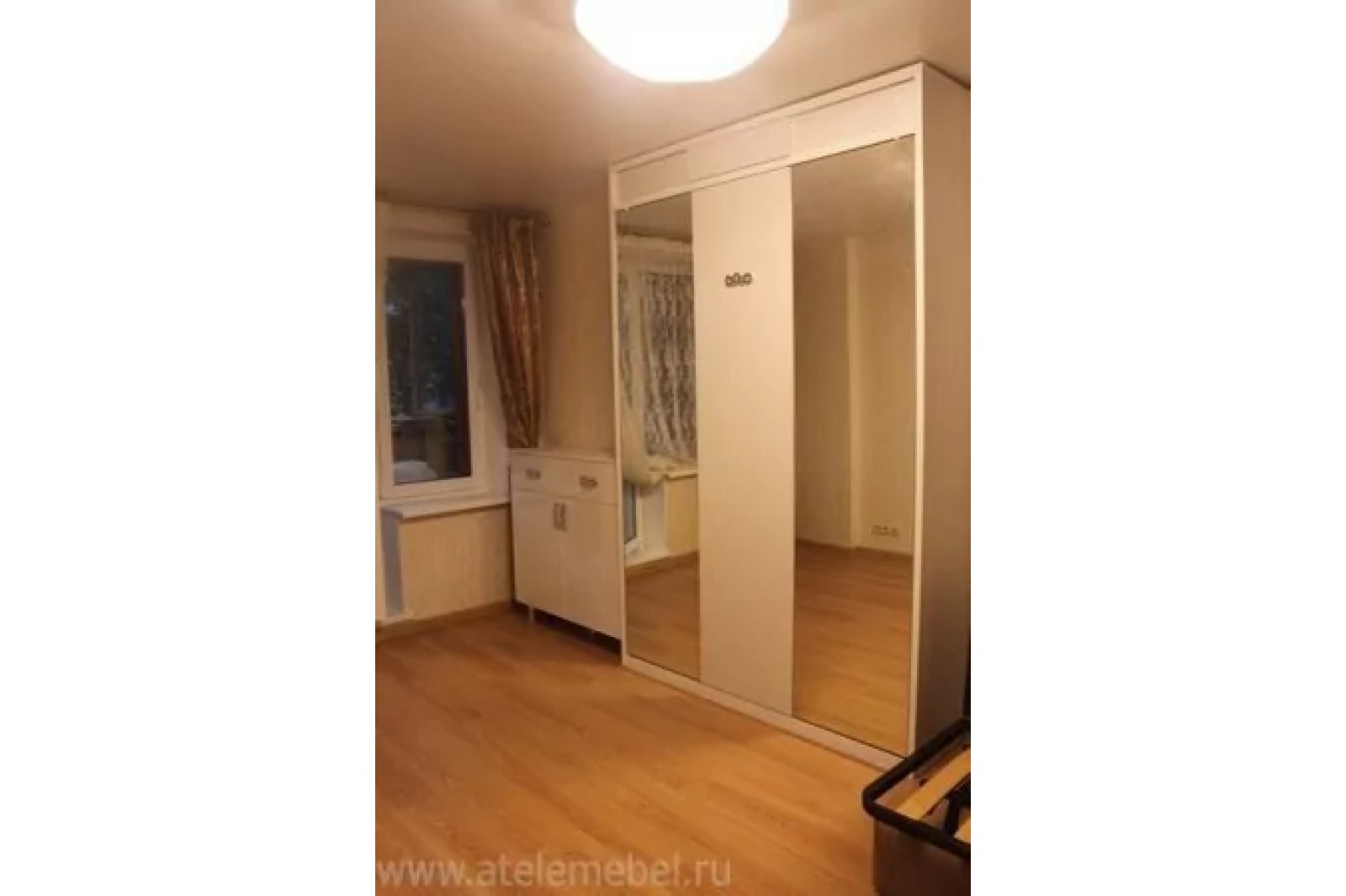 Кровать с отделкой зеркало и пластик