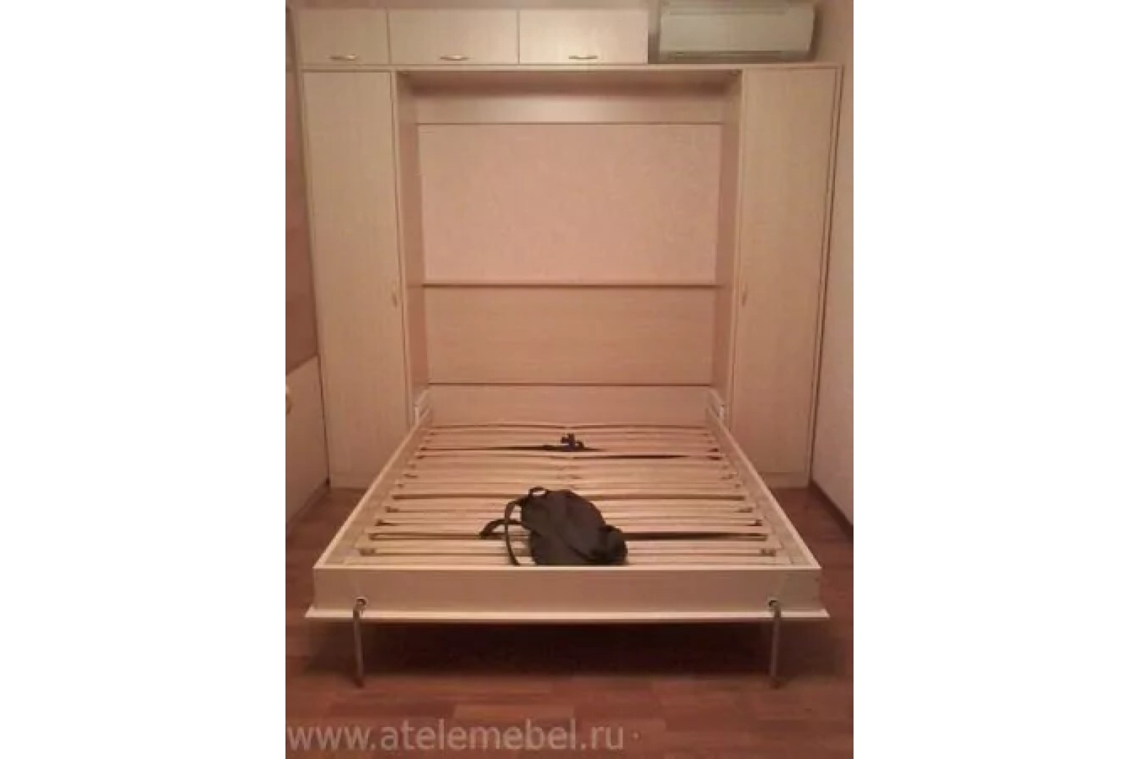 Кровать вертикальная отделка дуб молочный